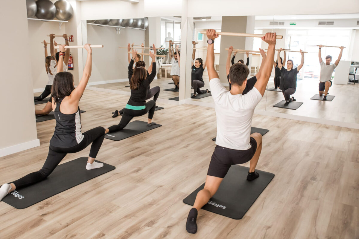 grupo de pilates frente a espejo